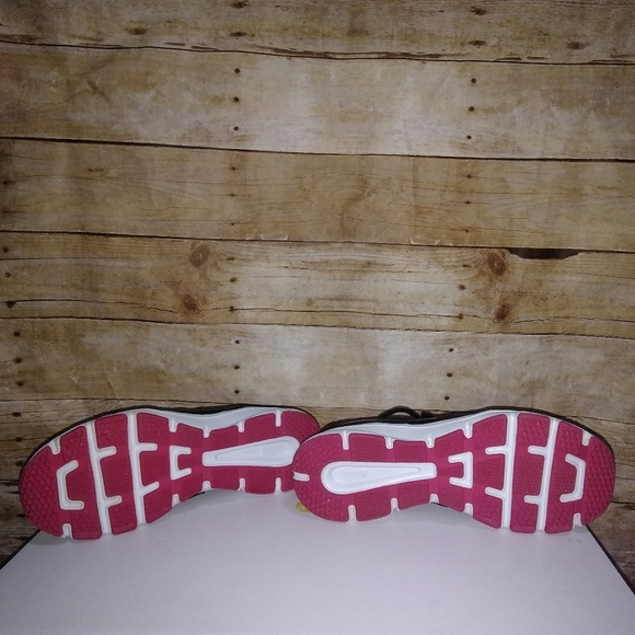Nike T-Lite XL back and Pink athletic sneaker - Picture 3 of 7